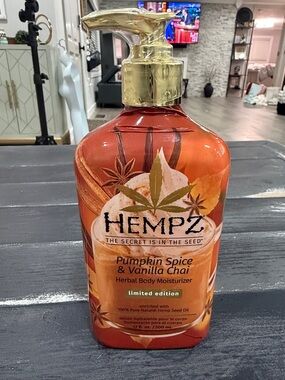 Hempz Pumpkin Spice & Vanilla Chai Herbal Body Moisturizer - Orange & Gold Pump